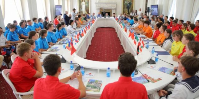 v-belom-zale-livadijskogo-dvorca-proshel-kruglyj-stol-molodezhnogo-kluba-druzej-rossii-10e3f39