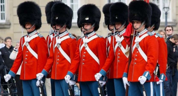 daily-mail-v-velikobritanii-rasskazali-skolko-v-god-poluchajut-chleny-korolevskoj-gvardii-dc2479e