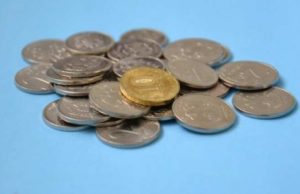 Рубль немного снизился в конце недели в ходе волатильной сессии