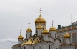 «Известия» рассказали, как правильно заказывать молебен в церкви