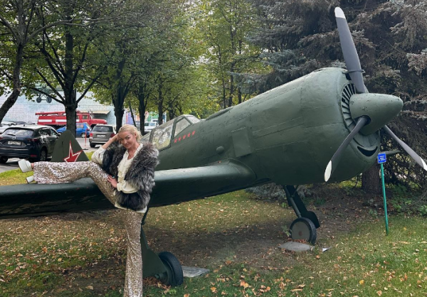 Анастасия Волочкова сделала шпагат на памятнике времен ВОВ, возмутив поклонников