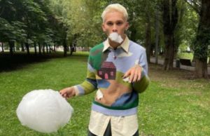 Даня Милохин показал синяк на фоне новостей об избиении в Тбилиси