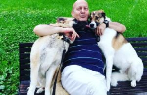 Дочь покойного Гришечкина забирала его пса из квартиры с полицией