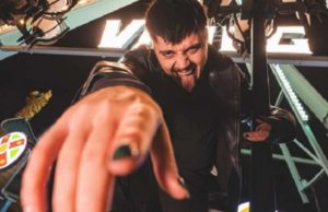 Финский рэпер Käärijä выкинул за кулисы украинский флаг на концерте в Таллине
