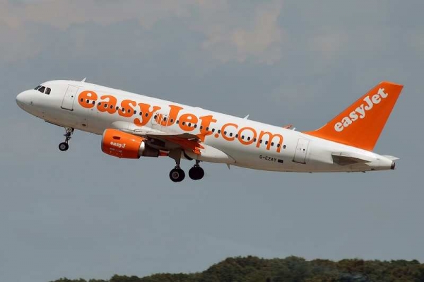 passazhir-isprazhnilsja-na-pol-samoljota-easyjet-i-sorval-rejs-527befc