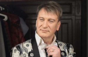 Певец Сергей Пенкин удивил зрителей, выбежав во время концерта на балкон