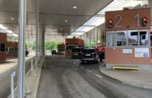 Водителя автомобиля с георгиевской лентой оштрафовали на 400 евро на границе в Нарве