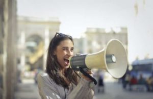 Врач Рубинштейн назвала болтливость признаком психических расстройств