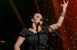 Елена Ваенга вместе с 11-летним сыном покинула Россию