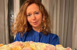 Актриса Елена Захарова отмечает 48-летие