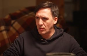 Живущая в бедности мать Смольянинова втайне возит внуков за границу на встречи с отцом