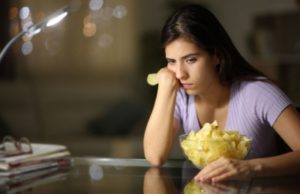 Как перестать заедать стресс: 6 простых техник от психолога