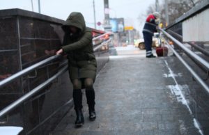 Режим скольжения: после рекордных снегопадов столице угрожает гололедица