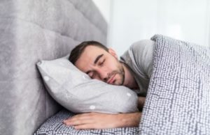 Утяжеленное одеяло: что это, как работает, помогает ли уснуть