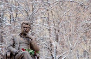 95-летие Чингиза Айтматова отмечают выставками и творческими вечерами