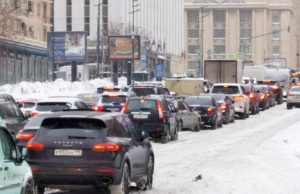 «4500 до аэропорта»: снегопад вызвал взлет цен на такси в Москве