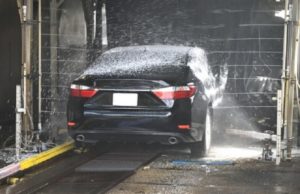 Автоэксперт «За рулём» посоветовал мыть авто в холодную пору не реже раза в неделю