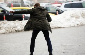Москва заскользила в гололеде: как борются со стихией власти и горожане