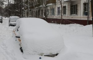 Москвичи начали обкладывать машины матрасами, чтобы защитить ото льда