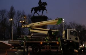 В Киеве демонтировали памятник красному командиру Николаю Щорсу