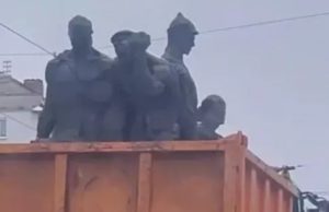 В Киеве снесли памятник экипажу бронепоезда «Таращанец»