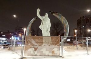 В Раменках установили памятник Нельсону Манделе