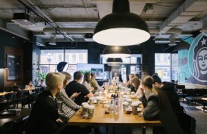 Новая коллаборация сети кофеен Stars Coffee и бренда органического молока «ЭкоНива Organic»