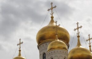 Батюшка назвал главные ошибки верующих при чтении молитвы