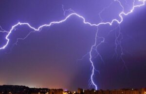 В летевший из Вены в Неаполь самолет ударила молния