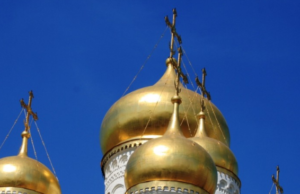 Клирик Савченко объяснил запрет на посещение храма со своими свечами