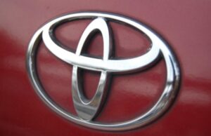 В России почти на миллион рублей подешевел новый кроссовер Toyota Frontlander