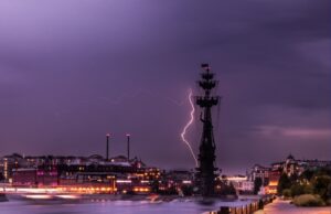 Городские службы призвали к бдительности: Москву накрыла непогода