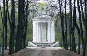 Знаменитую Ротонду в Нескучном саду, построенную по указанию Сталина, отреставрируют