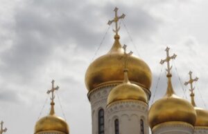 Священники рассказали, кто ближе к Богу — воцерковленный или верующий
