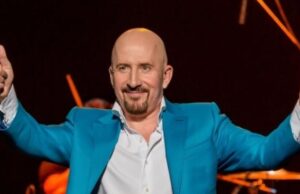 Автор хита «Рюмка водки на столе» Жека упал на сцене в Ессентуках