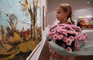 «Пытаются залезть на экспонаты»: москвичи вновь заспорили о поведении детей в музеях