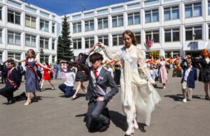 Выпускники столичных школ рассказали о последних звонках и выпускных: как уходят во взрослую жизнь