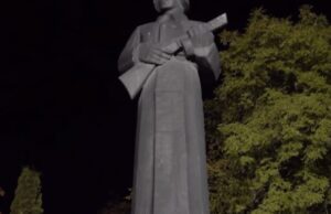 Жителю латышского Резекне грозит тюрьма за цветы на месте снесённого памятника красноармейцам
