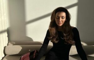 Муж Анны Заворотнюк молча успокаивал жену на похоронах её матери