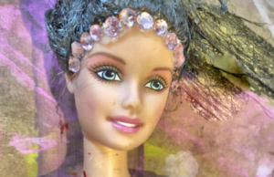 В США на уличной распродаже обнаружили коробку распятых кукол Barbie