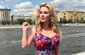 Фанаты не узнали Анну Семенович на новом фото в ярком платье