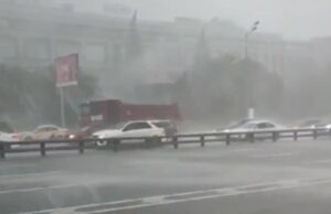 Сильнейший ливень обрушился на Москву: жителей призвали к осторожности