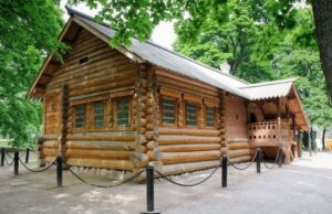 Столичные власти отреставрируют 320-летний домик первого императора России
