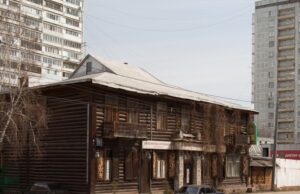В столице стало появляться все больше пустующих старых общественных зданий