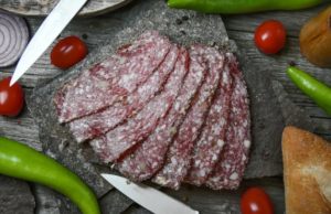 Диетолог Манакер объяснила, полезно ли для здоровья вяленое мясо