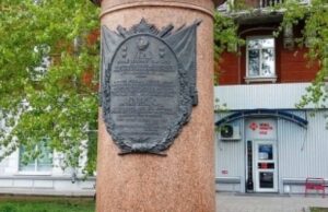 Памятник советскому лётчику Анатолию Брандысу на Украине пострадал от вандалов