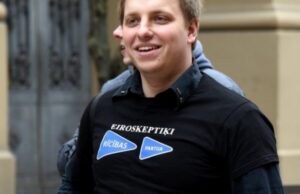 Сбежавший из Латвии на сапборде с ребенком Станислав Букайн запросил убежище в России