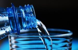 Нутрициолог Косенкова назвала воду самым полезным для здоровья напитком