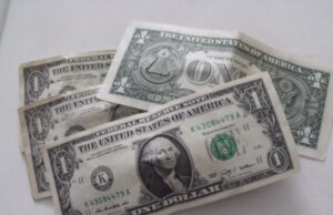 В США мужчина благодаря умершей собаке выиграл в лотерею 4,5 миллиона рублей