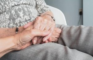 101-летняя жительница Великобритании секретом долголетия назвала виски и вино
